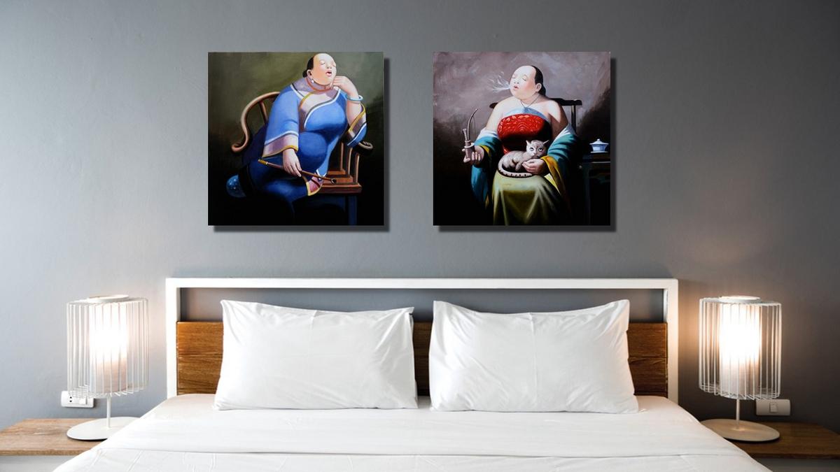 Handgemaltes Ölbild Dame mit Pfeife und Katze auf Leinwand, humorvolles Porträt in Rot, Türkis und Gelb – Beispiel im Raum