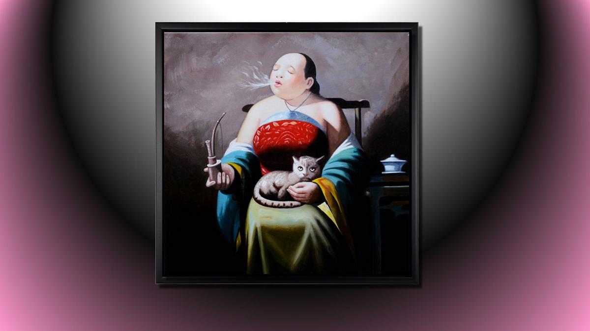 Handgemaltes Ölbild Dame mit Pfeife und Katze auf Leinwand, humorvolles Porträt in Rot, Türkis und Gelb, mit schwarzem Rahmen – Beispiel im Raum
