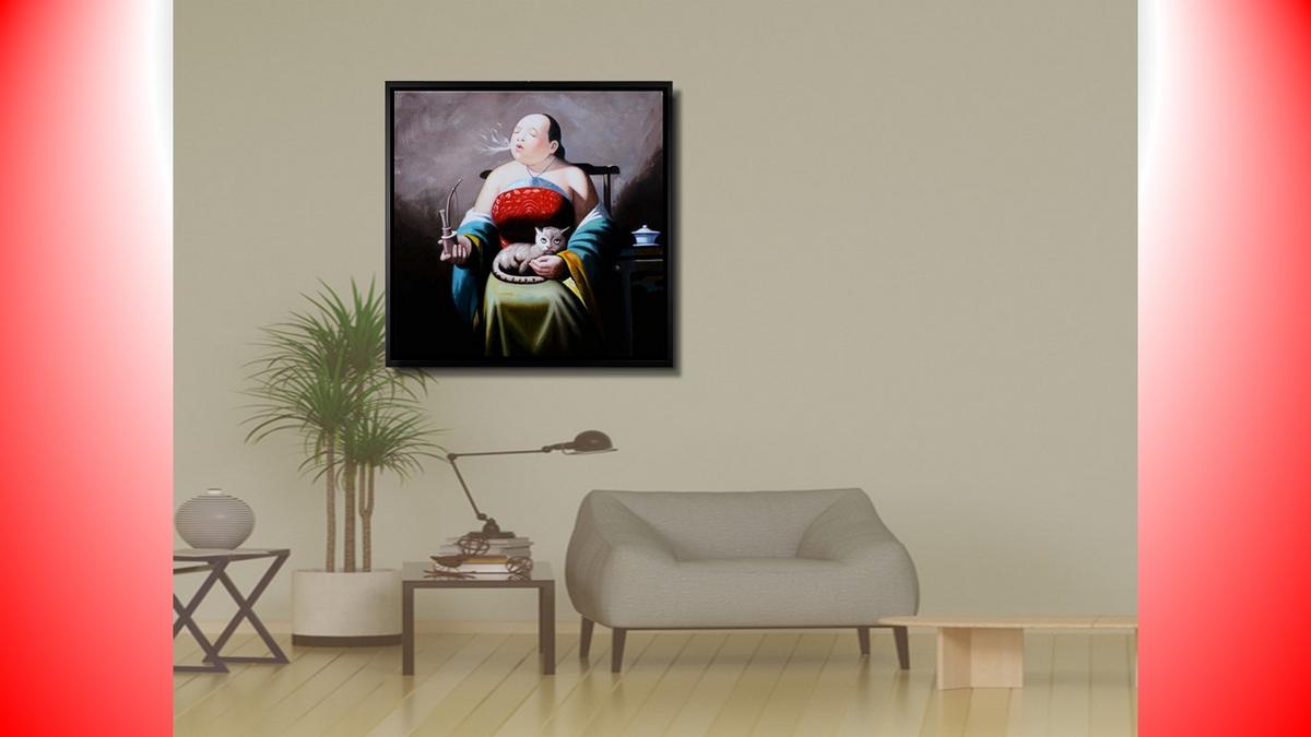 Handgemaltes Ölbild Dame mit Pfeife und Katze auf Leinwand, humorvolles Porträt in Rot, Türkis und Gelb, mit schwarzem Rahmen – Beispiel im Raum