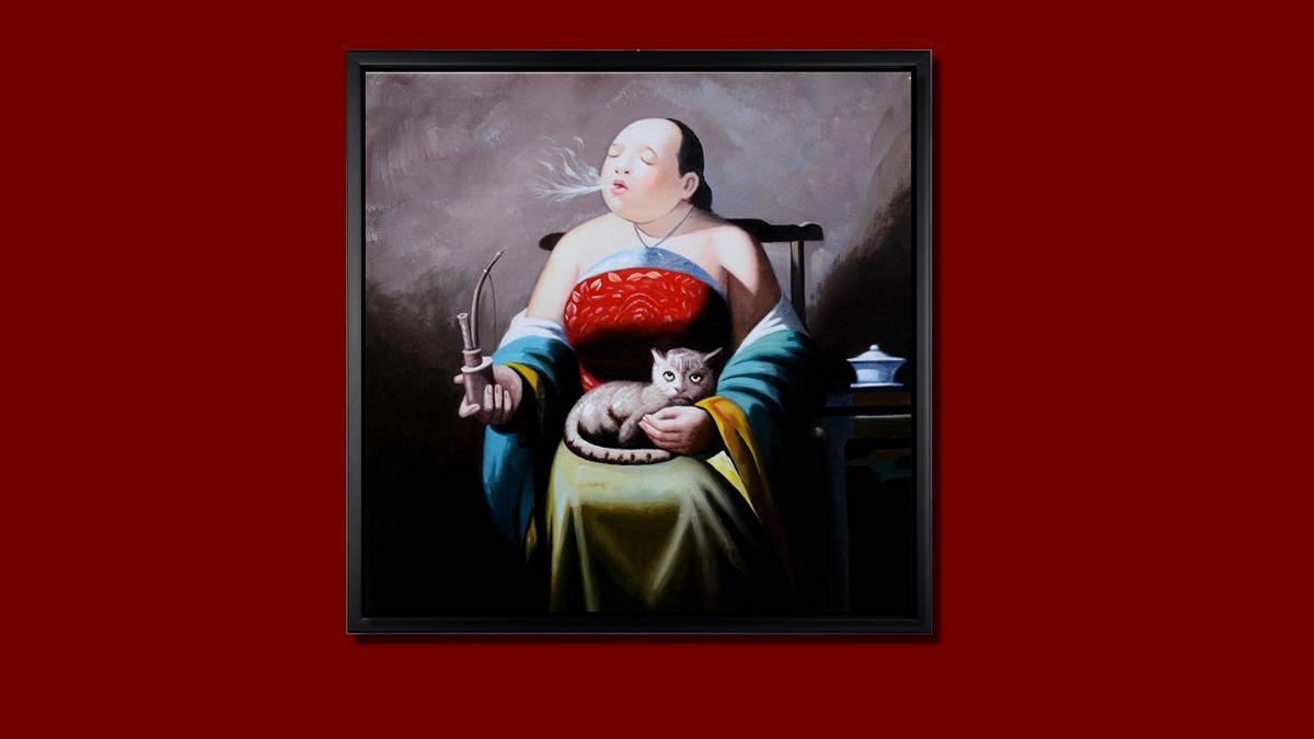 Handgemaltes Ölbild Dame mit Pfeife und Katze auf Leinwand, humorvolles Porträt in Rot, Türkis und Gelb, mit schwarzem Rahmen – Beispiel im Raum