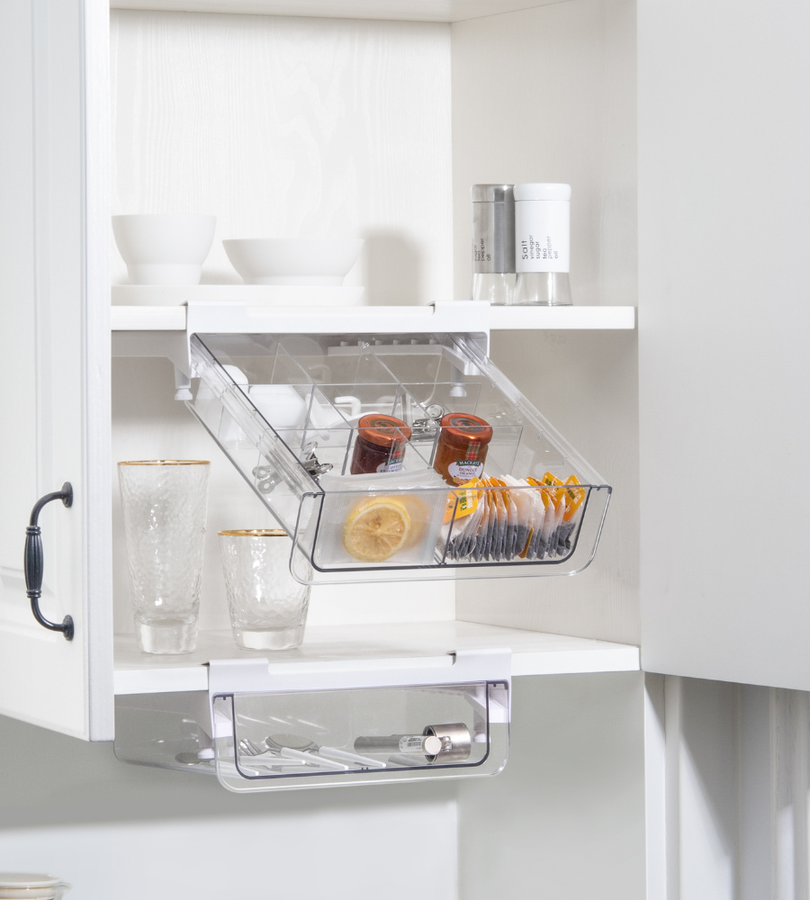 Die Unter-Regalschublade KLAR von BNB x VCN mit flexiblem Einsatz bietet platzsparende, transparente Aufbewahrung für Glasgefäße, Teebeutel, Zitronenscheiben, Gläser, Schalen und Gewürzdosen. Ideal zur Organisation kleiner Küchenartikel.