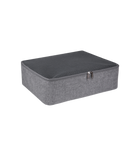 Der Bigso TRAVEL Organizer L - Grau ist eine rechteckige Aufbewahrungsbox aus grauem Stoff mit Reißverschluss und schwarzem Mesh-Deckel, die sich perfekt als Reise- oder Koffer-Organizer eignet und auf einem schlichten weißen Hintergrund abgebildet ist.