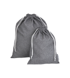 Zwei graue Stofftaschen TRAVEL Wäschesack Grau - 2 Stk. von Bigso stehen aufrecht vor weißem Hintergrund, mit weißen Kordelzügen und minimalistischem Design - die idealen Begleiter für den Wäschebedarf auf Reisen.