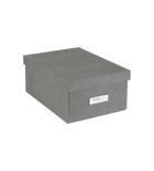 Die KARIN Aufbewahrungsbox von Bigso ist eine rechteckige, graue Aufbewahrungsbox aus Segeltuch mit einem passenden Deckel und einem kleinen Etikettenhalter auf der Vorderseite, der auf einem schlichten weißen Hintergrund abgebildet ist.
