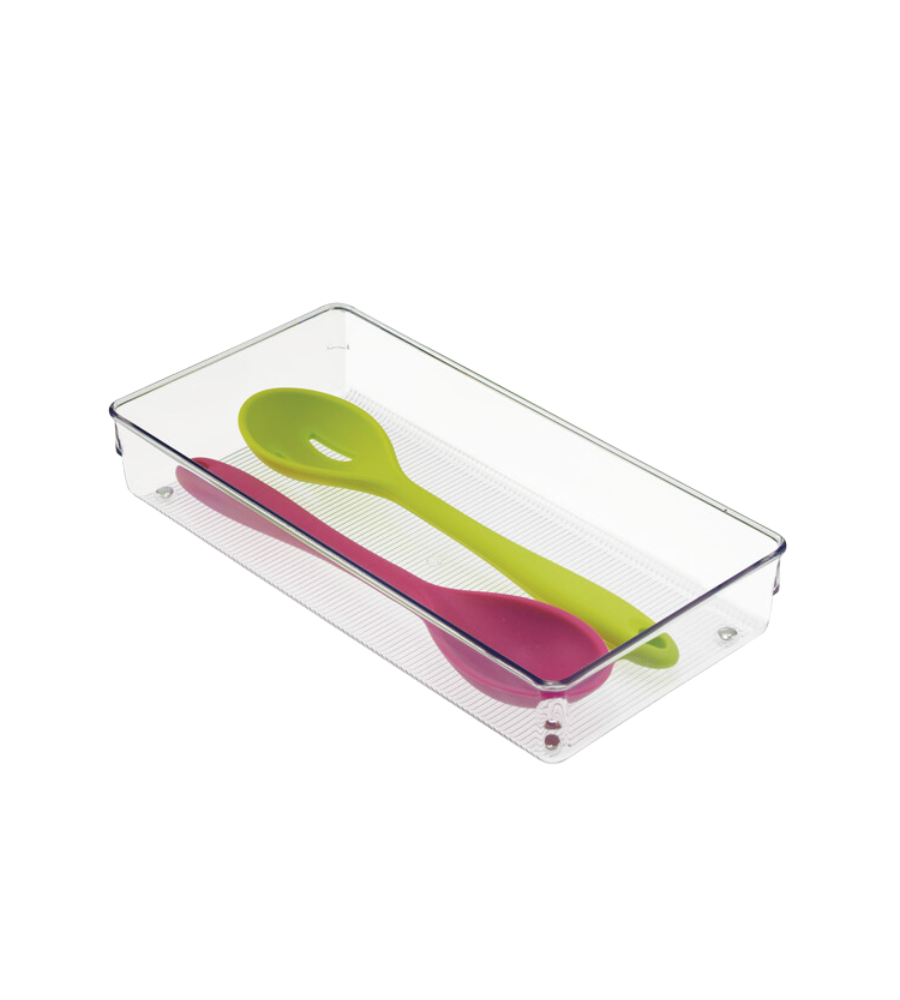 Grüner und rosa Löffel in rechteckiger Kunststoffbox auf weißem Hintergrund.