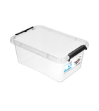 Die Orplast SimpleStore Box - 29x20x12 cm (4,5 L) ist eine durchsichtige Aufbewahrungsbox aus Kunststoff mit einem Deckel und zwei schwarzen Verriegelungsgriffen, die mit einer blau beschrifteten Vorderseite versehen ist. Sie ist aus BPA-freiem Material hergestellt, stapelbar und sicher zu lagern.
