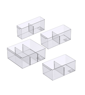 Vier transparente BNB x VCN Aufbewahrungsbehälter KLAR mit Fächern in den extra langen Größen S, M, L und XL, gestapelt auf schlichtem weißen Hintergrund. Jeder Behälter enthält herausnehmbare Fächer.