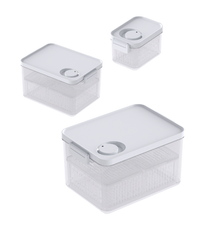 Drei DATEMATE Frischhalteboxen KLAR Weiss mit Haltbarkeits-Timer von BNB x VCN sind auf einem weißen Hintergrund gestapelt. Jede transparente, rechteckige Box variiert in der Größe für eine vielseitige Aufbewahrung und verfügt über einen weißen Deckel mit integrierter Belüftungsöffnung.