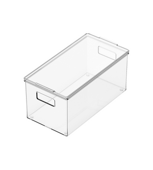 Der BNB x VCN Aufbewahrungsbehälter mit Deckel KLAR - Div. Grössen Extra lang ist ein klarer, rechteckiger Aufbewahrungsbehälter mit zwei ausgeschnittenen Griffen und einer glatten, transparenten Oberfläche, perfekt für eine einfache Organisation. Abgebildet leer auf weißem Hintergrund.