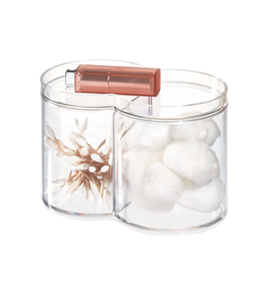 Der iDesign CLARITY - Kosmetik Organizer KLAR - mit Deckel ist ein klarer, stapelbarer Organizer mit zwei Fächern für Wattestäbchen und -kugeln. Er verfügt über einen pinkfarbenen Deckel, perfekt zum Sortieren Ihrer Badezimmer-Essentials.