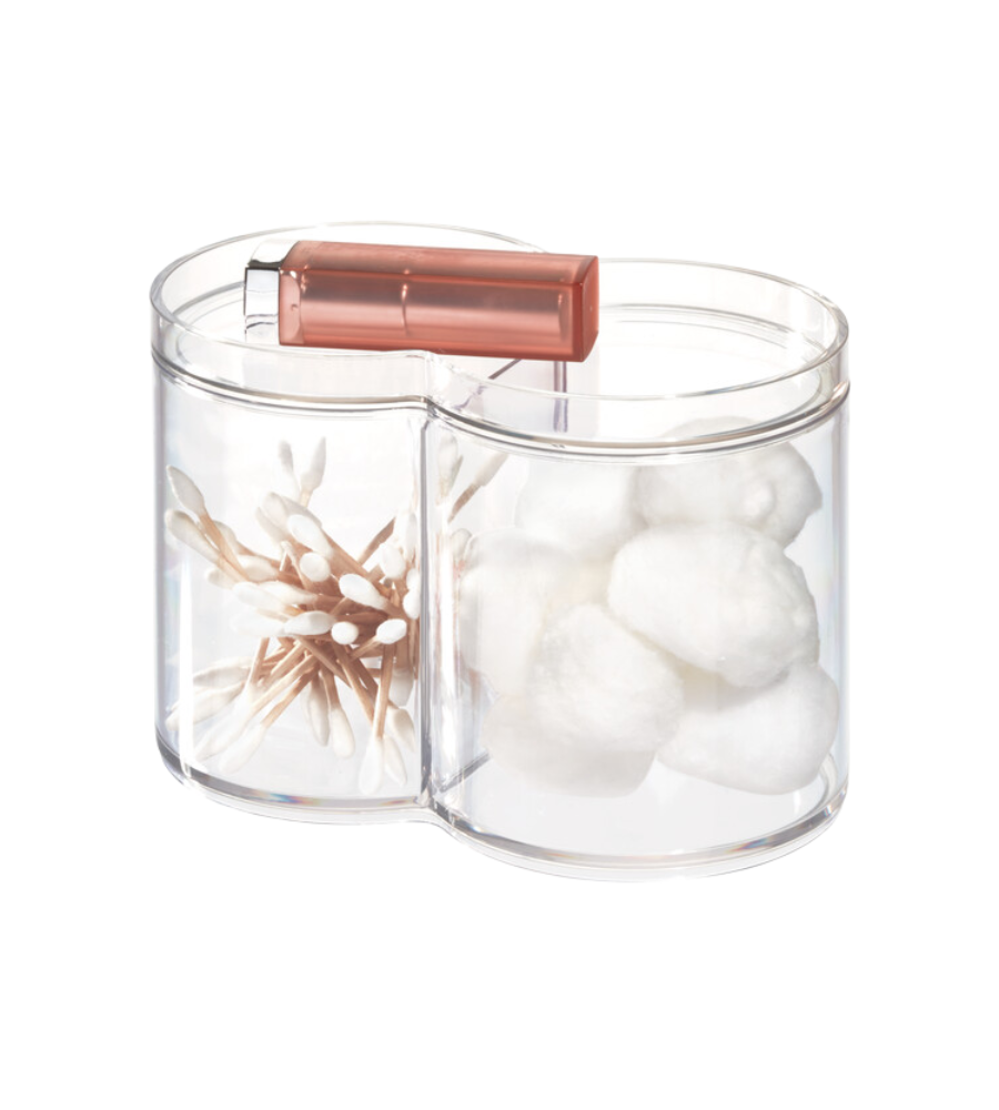Der iDesign CLARITY - Kosmetik Organizer KLAR - mit Deckel ist ein klarer, stapelbarer Organizer mit zwei Fächern für Wattestäbchen und -kugeln. Er verfügt über einen pinkfarbenen Deckel, perfekt zum Sortieren Ihrer Badezimmer-Essentials.