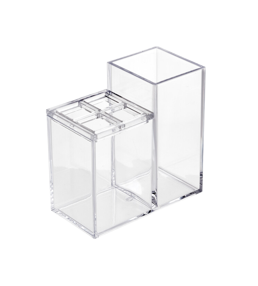 Der iDesign CLARITY - Kosmetik Organizer KLAR II ist ein klarer Acryl-Organizer mit zwei rechteckigen Fächern in unterschiedlichen Höhen, eines davon mit geteiltem Deckel - ideal für Bad Aufbewahrung oder als Zahnbürstenhalter - auf einem schlichten weißen Hintergrund.