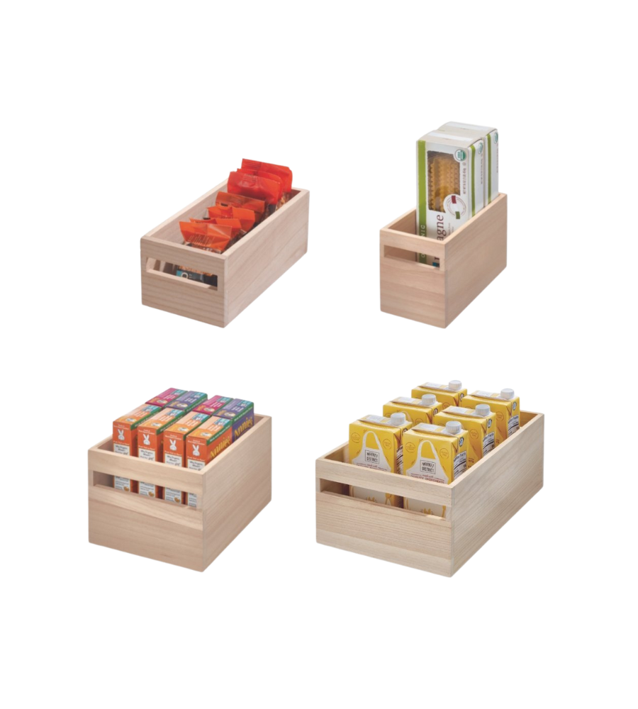 Holzkisten mit Teebeuteln, Pasta und Saftkartons, nebeneinander auf weißem Hintergrund.