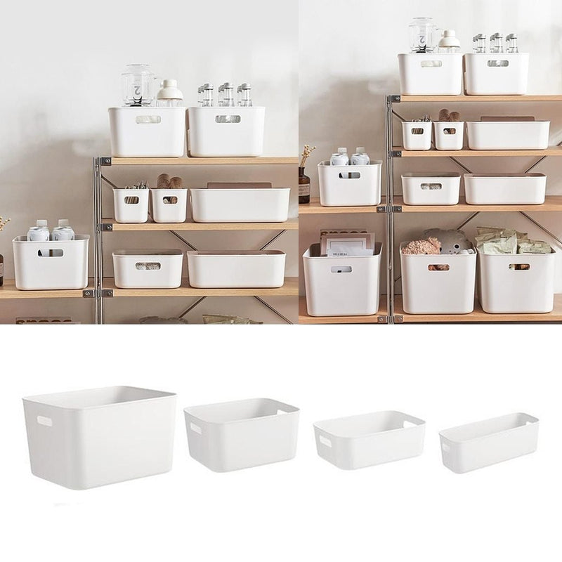 Weiße Aufbewahrungsboxen verschiedener Größen, gefüllt mit Gegenständen, ordentlich auf Holzregalen.